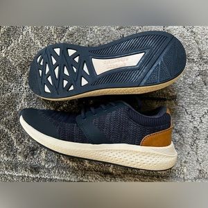 Pristine Amazon Essentials Blue Sneaker